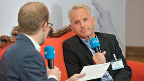 Prof. Ulrich Müller-Steinfahrt auf dem roten Sofa der DVZ.