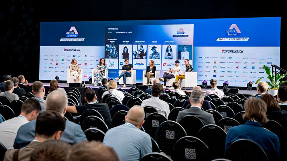 Helen Tacke (ganz links) und Lutz Fricke (dritter von links) gemeinsam auf der Bühne beim Logistics Summit in Düsseldorf.