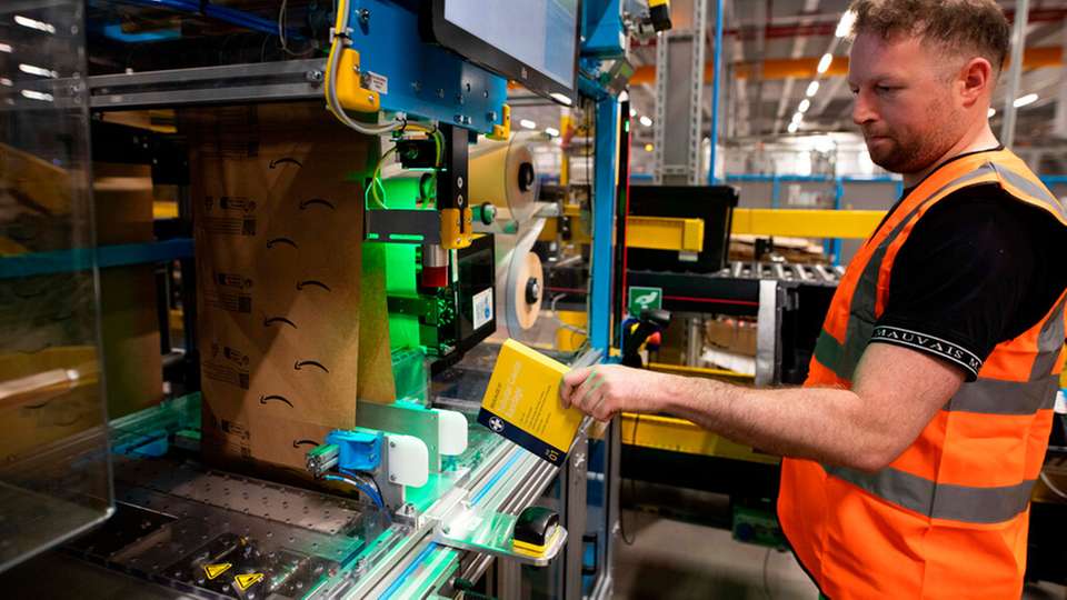 Die umgerüstete Maschine verwendet jetzt Recyclingpapier anstelle von Plastik. Ein Sensor scannt das Produkt und erkennt die richtige Größe für die Verpackung.