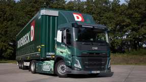 Low-Deck-Zugmaschine: Diese als Megatrailer bezeichneten Auflieger sind wegen ihrer Ladehöhe für den Einsatz in der Automobilindustrie besonders effizient und geeignet, weil sie eine optimale Raumausnutzung erlauben. 