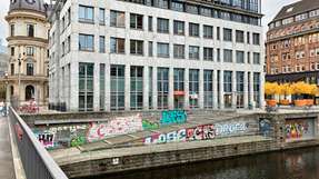 Am Alsterfleet nahe des Neuen Walls soll die Barge anlegen können, um die Pakete an ein Mikrodepot zu übergeben. Die Zustellung auf der letzten Meile soll dann mit dem E-Lastenrad erfolgen.