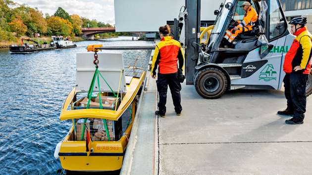 In Berlin legt eine Barge an und übergibt die Ladung an ein Mikrodepot.