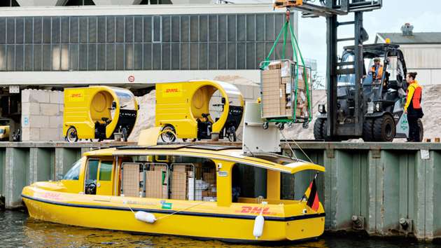 In Berlin legt eine Barge an und übergibt die Ladung an ein Mikrodepot.