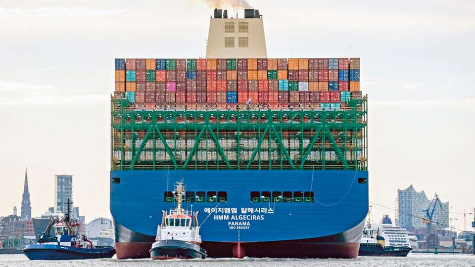 Die „HMM Algeciras“ läuft im Juni 2020 bei ihrer Jungfernfahrt in den Hamburger Hafen ein.