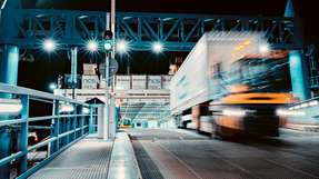 Photovoltaik-Projekt: Die Hallen auf dem Skandinavienkai sind schon grün, demnächst produzieren ihre Dächer auch noch Strom. Derzeit laufen die Planungen für die Installation einer PV-Anlage, die bis zu 4.300 Kilowatt-Peak „grünen Strom“ erzeugen soll.