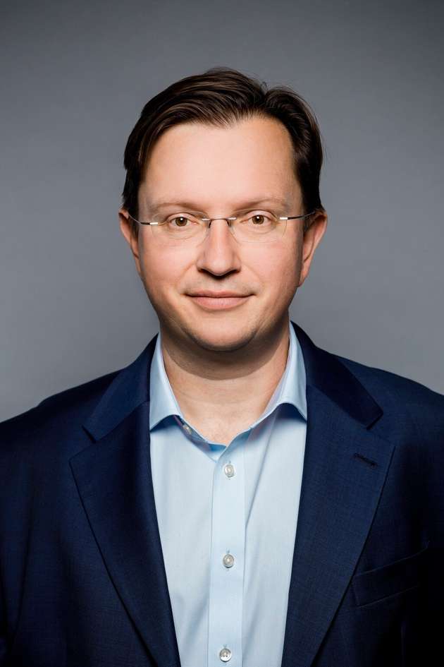 Andreas Marschner kam 2017 zu Amazon und hat die Logistik auf der mittleren Meile von Amazon in ganz Europa aufgebaut, die die Fulfillment Center von Amazon mit der Auslieferung auf der letzten Meile verbinden. Bevor er zu Amazon kam, war Marschner 10 Jahre bei Deutsche Post DHL und mehr als fünf Jahre als Berater bei McKinsey & Company und der International Finance Corporation (Weltbankgruppe) tätig.