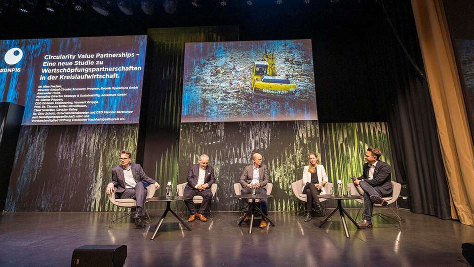 Auf der Bühne beim Deutschen Nachhaltigkeitstag: Dr. Nina Fechler, Director Global Circular Economy Program, Evonik Operations GmbH, Alexander Holst, Managing Director Strategy & Sustainability, Accenture GmbH, Prof. Dr. Thomas Müller-Kirschbaum, Chief Scientist, Circular Valley, Dr. Günter Poppen, CEO Division Engineering, Vorwerk Gruppe, und Dr. Otto Schulz, Unternehmensberater und CEO Visionic Beratungs- und Beteiligungsgesellschaft mbH und Vorstandsmitglied Stiftung Deutscher Nachhaltigkeitspreis e.V.