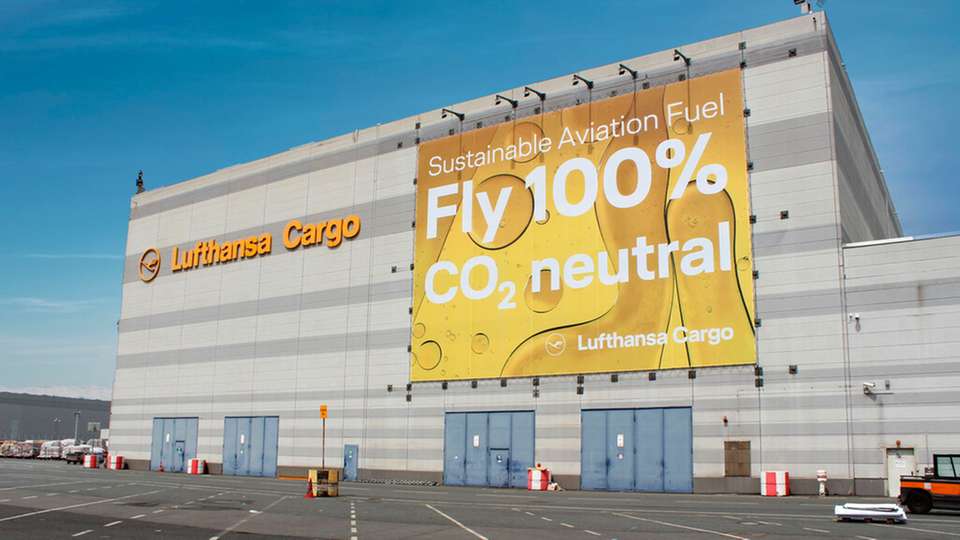 Die Behauptung, CO₂-neutrale Produkte und Dienstleistungen anbieten zu können, ist in der Logistik weit verbreitet. Das auf dem Foto zu sehende Lufthansa-Cargo-Transparent stammt von Februar des laufenden Jahres. Die von dem Carrier damals beworbene Verwendung von Sustainable Aviation Fuel allein kann jedoch keine vollständige CO₂-Neutralität herstellen. Die Airline setzte zusätzlich auf Offsetting. Lufthansa Cargo hat diese Praxis inzwischen eingestellt.