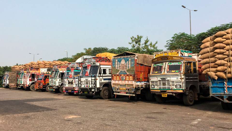 Lkw-Anhänger auf einem Rastplatz in Agra, Indien. 