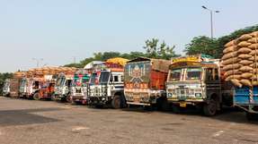 Lkw-Anhänger auf einem Rastplatz in Agra, Indien. 