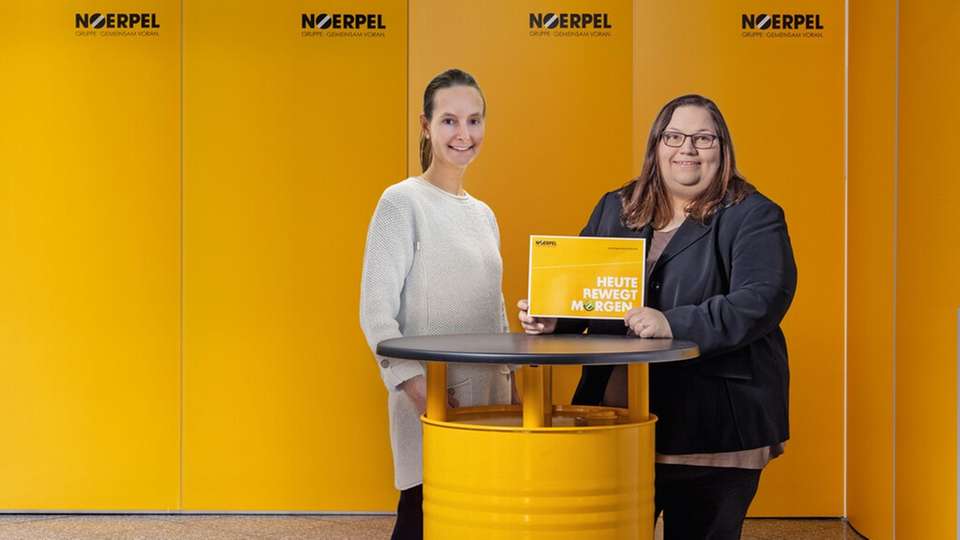  Judith Noerpel-Schneider, Mitglied der Geschäftsleitung (links), und Nachhaltigkeitsmanagerin Viktoria Wessel präsentieren den ersten Nachhaltigkeitsbericht der Noerpel-Gruppe.