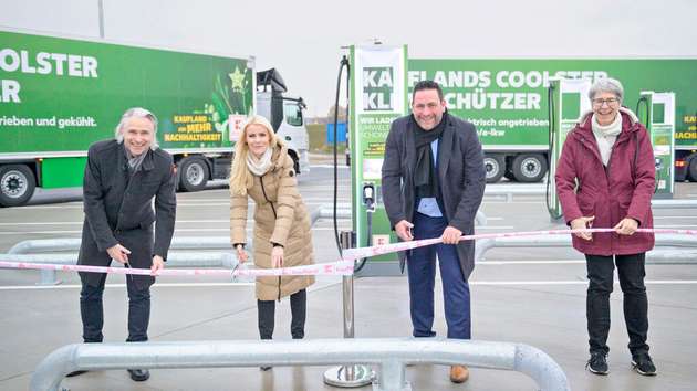 René Steinhaus, Vize Präsident Einride der Region DACH & Benelux, Nicole Krauss, Geschäftsführerin Vertrieb Region Süd-West bei Kaufland, Alexander Frohmann, Geschäftsführer Transportlogistik International bei Kaufland, und Elke Zimmer, Staatssekretärin im Ministerium für Verkehr Baden-Württemberg (v.l.n.r.), eröffneten Anfang Dezember offiziell den E-Ladepark.