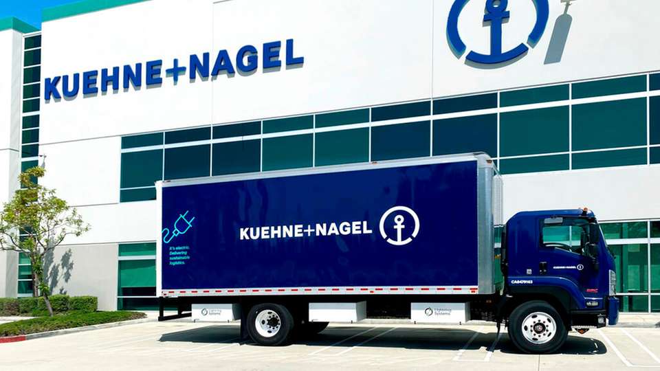 Kühne + Nagel reicht die von Elektro-Lkw erzielten CO₂-Einsparungen im Book-and-Claim-Verfahren an seine Kunden weiter, damit diese die CO₂-Bilanz ihrer Wertschöpfungskette reduzieren können. 