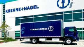 Kühne + Nagel reicht die von Elektro-Lkw erzielten CO₂-Einsparungen im Book-and-Claim-Verfahren an seine Kunden weiter, damit diese die CO₂-Bilanz ihrer Wertschöpfungskette reduzieren können. 