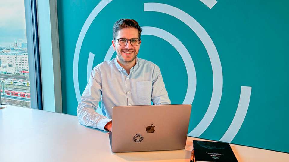 Komplexe Verknüpfungen in Lieferketten mit möglichst geringem Aufwand transparent und vollständig dokumentieren – einen Weg, wie das funktionieren kann, skizziert Osapiens-Gründer Matthias Jungblut im Gespräch mit der DVZ. 