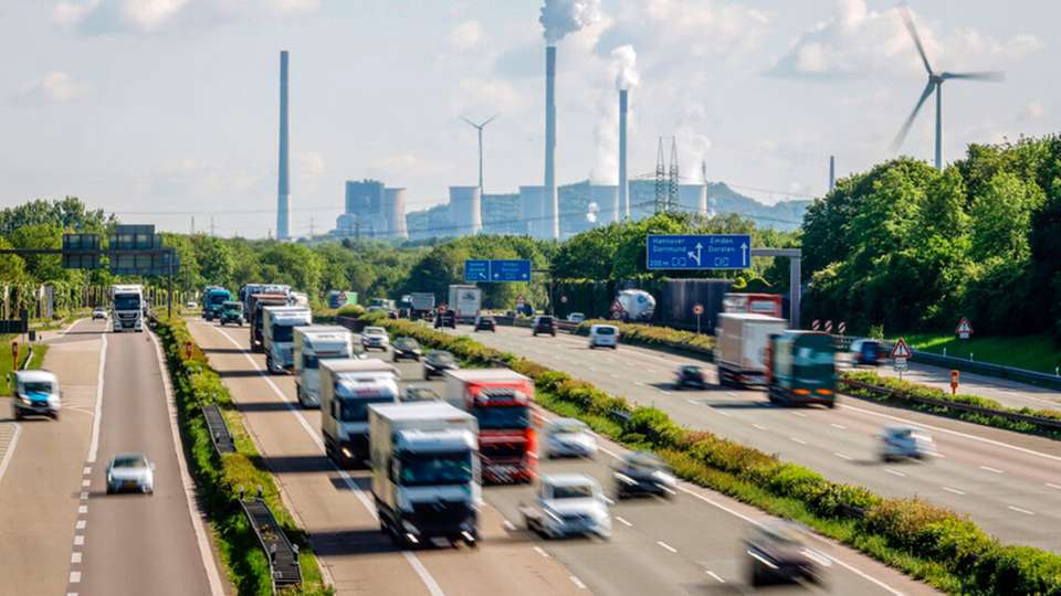 Lkw fahren auf der Autobahn A2. Die anstehende Antriebswende bei schweren Nutzfahrzeugen ist ein Schlüssel zum Erreichen der Klimaschutzziele im Verkehrssektor.