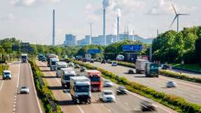 Lkw fahren auf der Autobahn A2. Die anstehende Antriebswende bei schweren Nutzfahrzeugen ist ein Schlüssel zum Erreichen der Klimaschutzziele im Verkehrssektor.