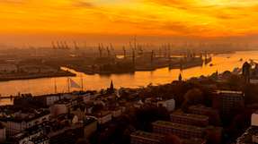 Im Hamburger Hafen stehen bereits Windanlagen. Es sollten weitere hinzukommen.