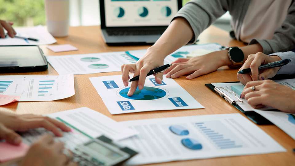 Mit der Corporate Sustainability Reporting Directive erweitert die EU die inhaltlichen Vorgaben für Rechenschaftsberichte.