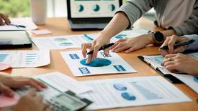 Mit der Corporate Sustainability Reporting Directive erweitert die EU die inhaltlichen Vorgaben für Rechenschaftsberichte.