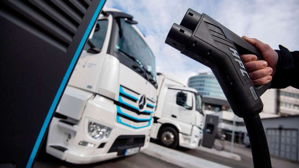 E-Lkw an einer Ladestation.