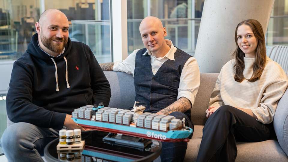 Forto Vertriebsleiter Johnny Junghans, Enpal Logistik Vizepräsident Steffen Reckert und Forto Nachhaltigkeitsmanagerin Theresa von Rennenberg (v.l.n.r.)