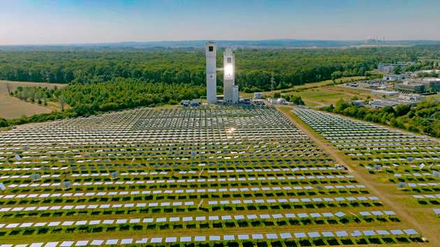 In Jülich entsteht derzeit die erste industrielle Anlage Dawn, bei der die vier innovativen Entwicklungen zum Einsatz kommen. Dort steht ebenfalls bereits die industrielle Anlage mit dem DLR Solarturm (s. Bild).