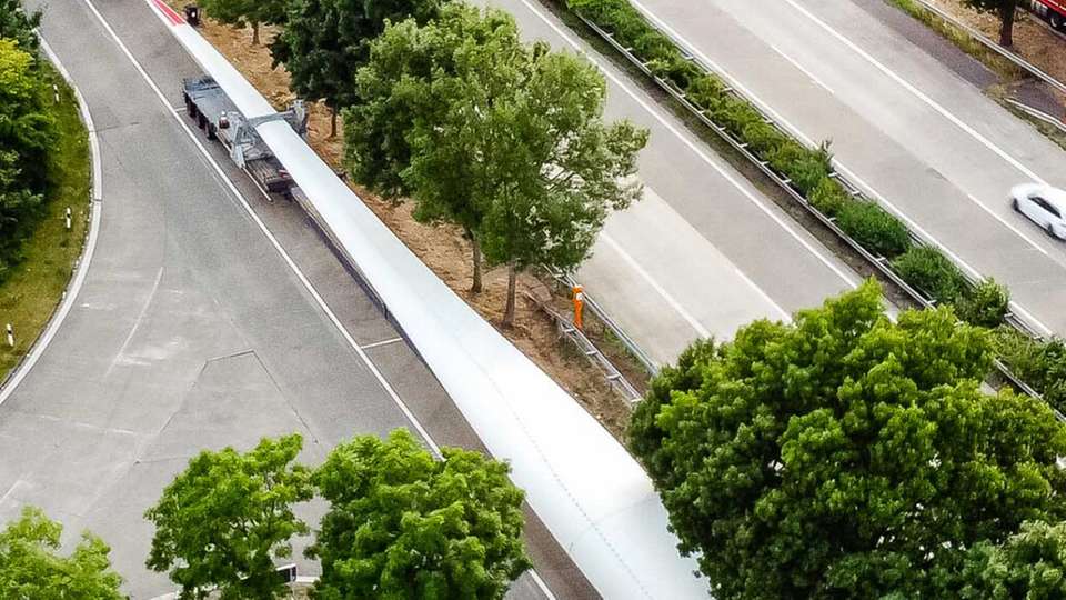 Schwertransporte wie beispielsweise für Windenergie-Anlagen können künftig auch mit emissionsärmerem Kraftstoff gebucht werden.