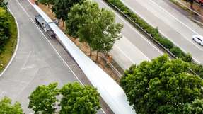 Schwertransporte wie beispielsweise für Windenergie-Anlagen können künftig auch mit emissionsärmerem Kraftstoff gebucht werden.