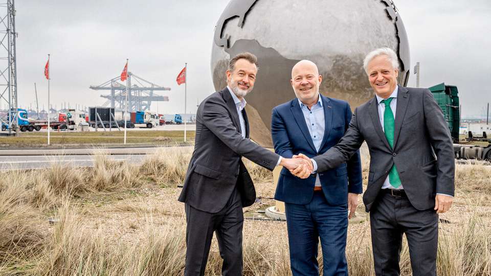 Symbolischer Start für eine Partnerschaft zum Wissensaustausch in Sachen Landstrom (v.l.): Boudewijn Siemons, CEO der Rotterdamer Hafenbehörde zusammen mit Robert Simons, Beigeordneter für Hafen, Wirtschaft, Gastgewerbe und Verwaltung der Stadt Rotterdam sowie Ronald Lugthart, CEO von Rotterdam World Gateway.