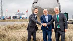 Symbolischer Start für eine Partnerschaft zum Wissensaustausch in Sachen Landstrom (v.l.): Boudewijn Siemons, CEO der Rotterdamer Hafenbehörde zusammen mit Robert Simons, Beigeordneter für Hafen, Wirtschaft, Gastgewerbe und Verwaltung der Stadt Rotterdam sowie Ronald Lugthart, CEO von Rotterdam World Gateway.