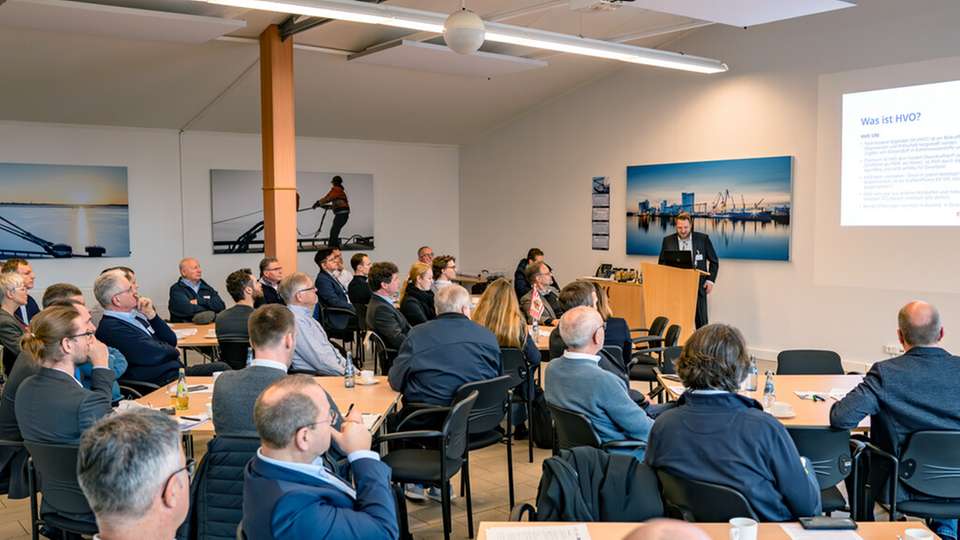 Henning Edlerherr aus der MCN-Geschäftsstelle Niedersachsen führte beim Workshop in Brake in das Thema HVO ein.