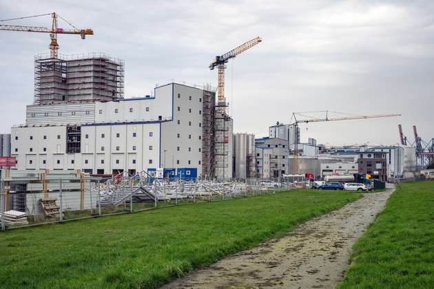 Auf dem Gelände des Hafens in Brake errichtet der internationale Konzern Olenex Edible Oils derzeit Europas größte Fettraffinerie. Die bei der Produktion von Speisefetten und -ölen entstehenden Reststoffe wären als Basis für die HVO-Herstellung geeignet.