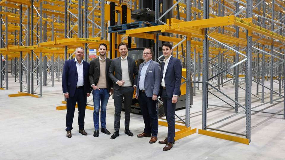 Hier nimmt das auf E-Commerce-Fulfillment spezialisierte Tochterunternehmen Wehner den Betrieb auf. Stefan Noerpel-Schneider, Vorstandsvorsitzender der Noerpel-Gruppe,
Jan Wehner, Geschäftsführer Wehner Logistics GmbH & Co. KG, Mark Wehner, Geschäftsführer Wehner Logistics GmbH & Co. KG, Thomas Zacharias, Wirtschaftsförderung Langenfeld, Lucas Noerpel-Schneider, Vorstand der Noerpel-Gruppe (von links).
