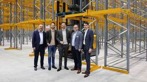 Hier nimmt das auf E-Commerce-Fulfillment spezialisierte Tochterunternehmen Wehner den Betrieb auf. Stefan Noerpel-Schneider, Vorstandsvorsitzender der Noerpel-Gruppe,
Jan Wehner, Geschäftsführer Wehner Logistics GmbH & Co. KG, Mark Wehner, Geschäftsführer Wehner Logistics GmbH & Co. KG, Thomas Zacharias, Wirtschaftsförderung Langenfeld, Lucas Noerpel-Schneider, Vorstand der Noerpel-Gruppe (von links).
