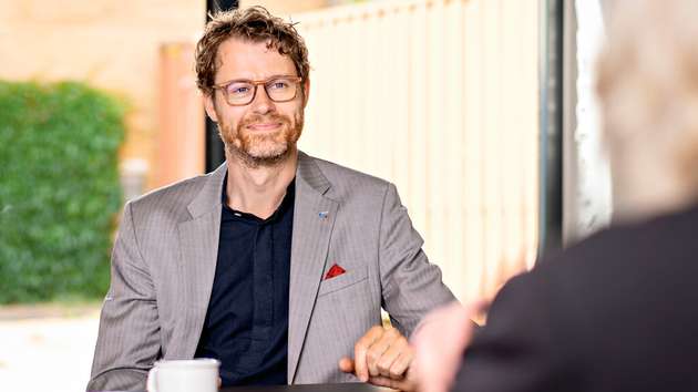 Peter Müller-Kronberg: Der 40-jährige Inhaber der Zufall Logistics Group lebt mit seiner Frau und seinem Sohn in Göttingen. Bevor der CEO vor zehn Jahren in das Unternehmen einstieg, hat er Eventmanagement studiert, Praktika im Eventbereich des damaligen Formel 1-Teams BMW-Sauber sowie bei Streck Transport in Freiburg absolviert und ein Trainee-Programm bei Hellmann Worldwide Logistics durchlaufen.