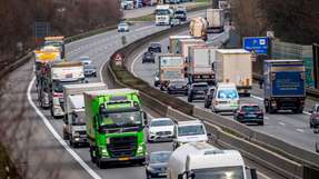 Dichter Lkw-Verkehr auf der Autobahn A40 bei Rheurdt am Rastplatz Neufelder Heide, wenige Kilometer vor der Grenze zu den Niederlanden.