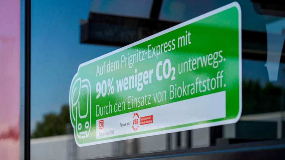 Dieser Regionalzug des Prignitz ist mit dem Biokraftstoff Hydrotreated Vegetable Oil (HVO) betankt worden. Damit wird auch geworben.