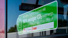 Dieser Regionalzug des Prignitz ist mit dem Biokraftstoff Hydrotreated Vegetable Oil (HVO) betankt worden. Damit wird auch geworben.