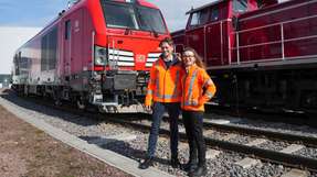 Dr. Sigrid Nikutta, DB-Vorständin für Güterverkehr und CEO DB Cargo mit Michael Peter, CEO Siemens Mobility, vor der Siemens "Vectron Dual Mode light".