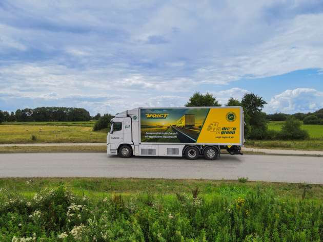 Voigt Logistik rüstet seine Flotte nachhaltig um. Ein Wasserstoff-Lkw fährt dreimal täglich von Neumünster nach Hamburg und zurück.