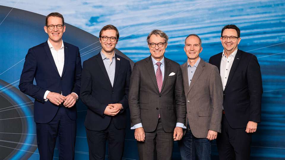 Burkhard Eling, Dachser CEO, Joshua Hofert, terre des hommes Vorstand Kommunikation, Bernhard Simon, Chairman of the Dachser Supervisory Board, Stefan Baumeiste, myclimate Geschäftsführer, Stefan Hohm, Dachser CDO (von links).