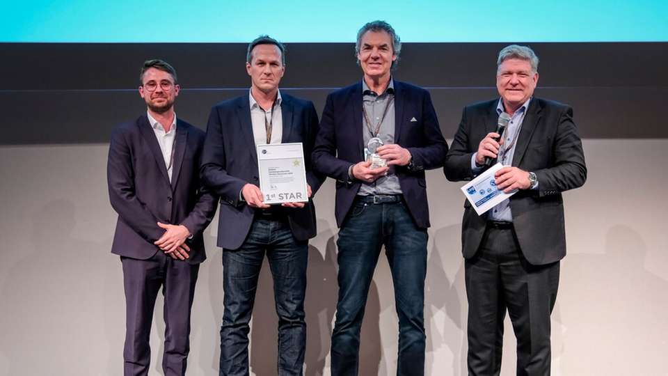 Aljoscha Rix (GS1 Germany), David Hergt (EDEKA Minden-Hannover), Jörg Seehaus (EDEKA Minden-Hannover) und Thomas Fell (GS1 Germany) bei der Verleihung des "Lean and Green 1st Star" in Köln. 