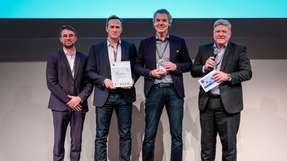 Aljoscha Rix (GS1 Germany), David Hergt (EDEKA Minden-Hannover), Jörg Seehaus (EDEKA Minden-Hannover) und Thomas Fell (GS1 Germany) bei der Verleihung des "Lean and Green 1st Star" in Köln. 