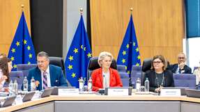 EU-Kommissionspräsidentin Ursula von der Leyen, der für den Green Deal zuständige Kommissionsvizepräsident Maros Sefcovic (links) und Verkehrskommissarin Adina Valean (rechts) diskutierten am Montag mit Vertretern der Verkehrsbranche. 