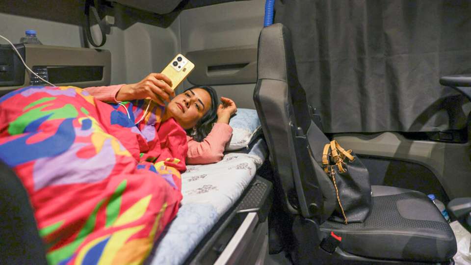 Lkw-Fahrenden steht spätestens nach drei Wochen eine Unterkunft außerhalb der Fahrerkabine zu.