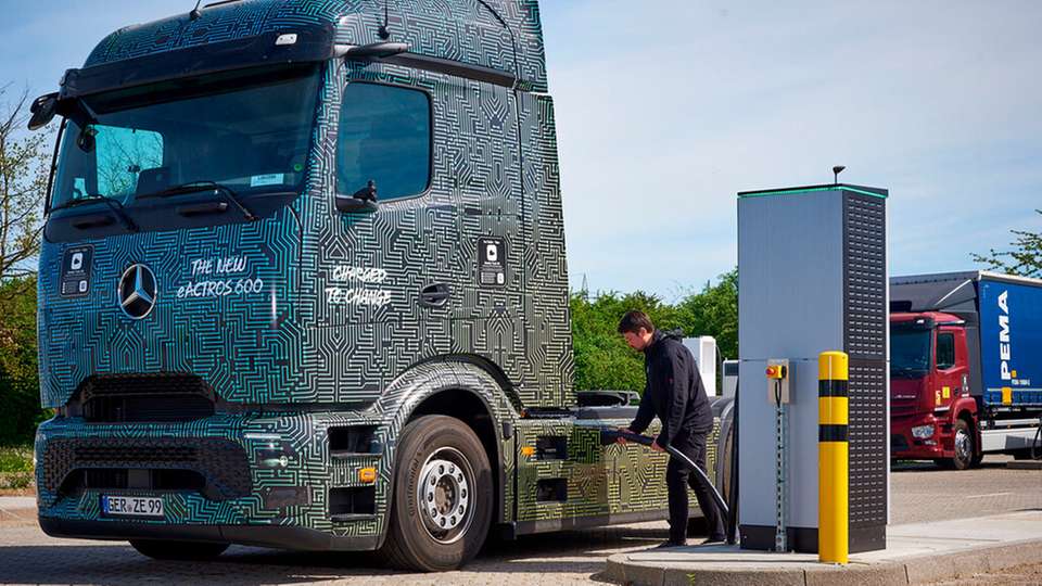 Erstmals wurde bei Mercedes-Benz ein E-Lkw mit 1.000 Kilowatt Leistung geladen.