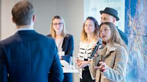 Helen Tacke, Gründerin und Geschäftsführerin von Cozero, in einer Diskussionsrunde zur CO₂-Bilanzierung.