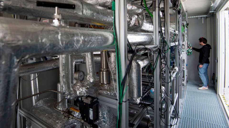 Werden Treibstoffe klimaneutral hergestellt, sollten sie nach Ansicht ihrer Befürworter auch als Beitrag zum Klimaschutz im Verkehr anerkannt werden. Das Bild zeigt eine Jet Fuel Synthese-Anlage in einem Container.