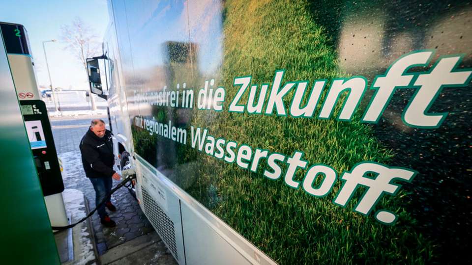 In Neumünster hat das Unternehmen Hypion eine Schwerlast-Wasserstofftankstelle eröffnet.